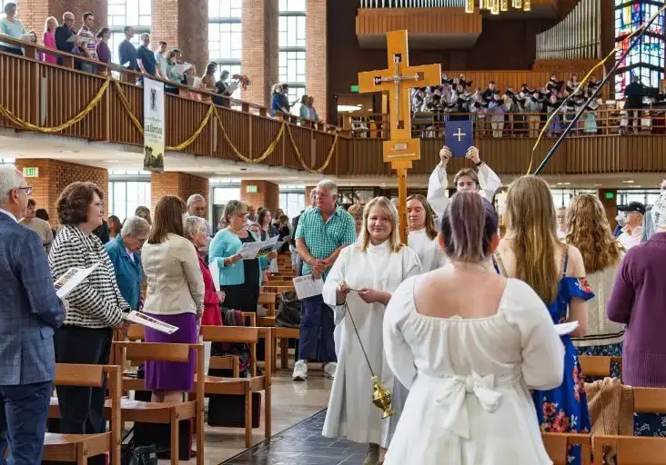 20250420-LME-Easter-Chapel-Service-005-768x512